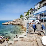 Sea View House *